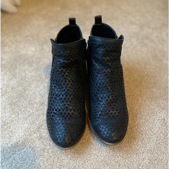 Lucky Brand | Shoes | Lucky Brand Sz 7.5
Black Basel Perforated…. - Picture 3 of 6